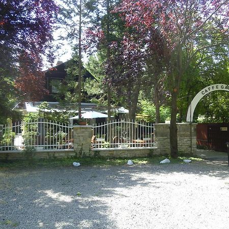 Garden Etterem Kavezo Es Panzio Tahitófalu מראה חיצוני תמונה